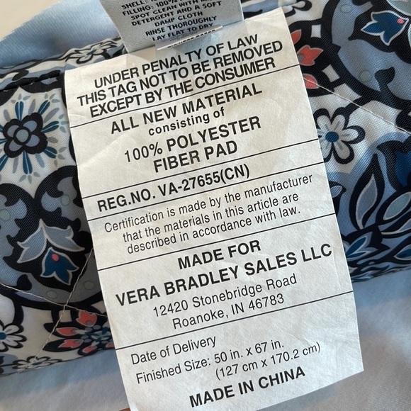 🎈VERA BRADLEY Picnic Blanket 67x50 - Lisbon Medallion print - Picture 7 of 9